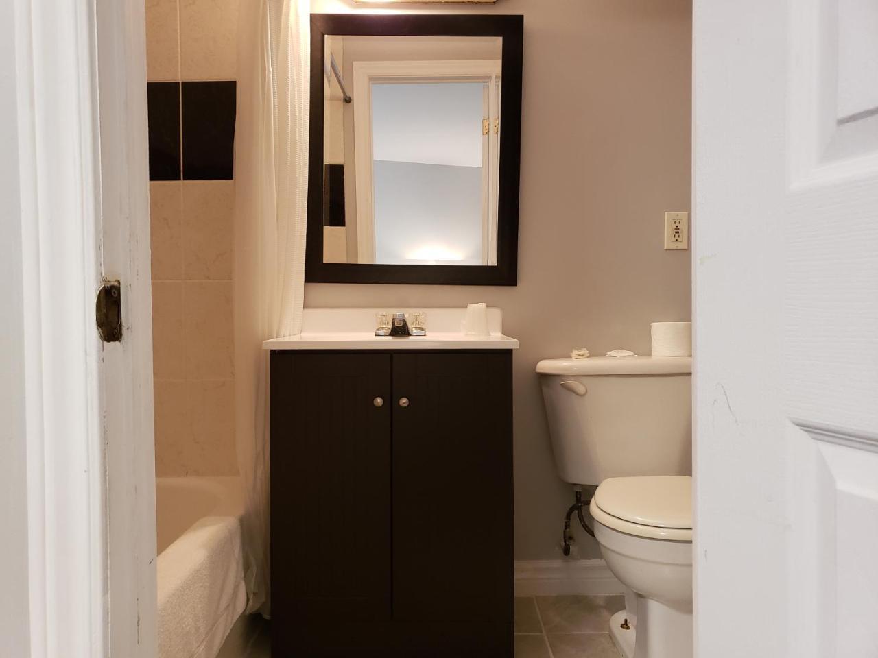 Regency Inn & Suites Cornwall Exteriör bild