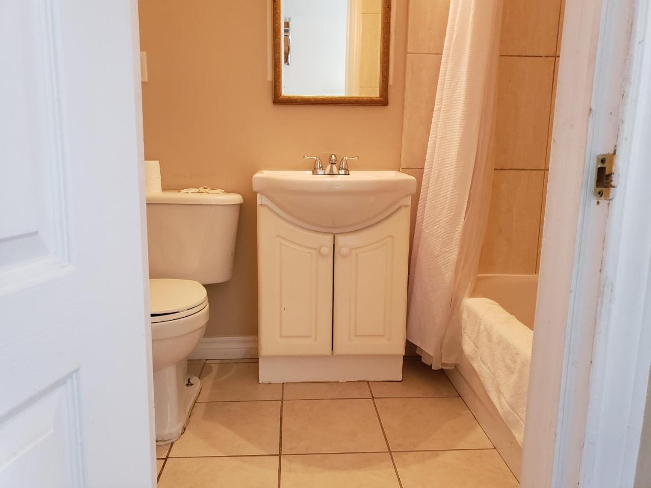 Regency Inn & Suites Cornwall Exteriör bild